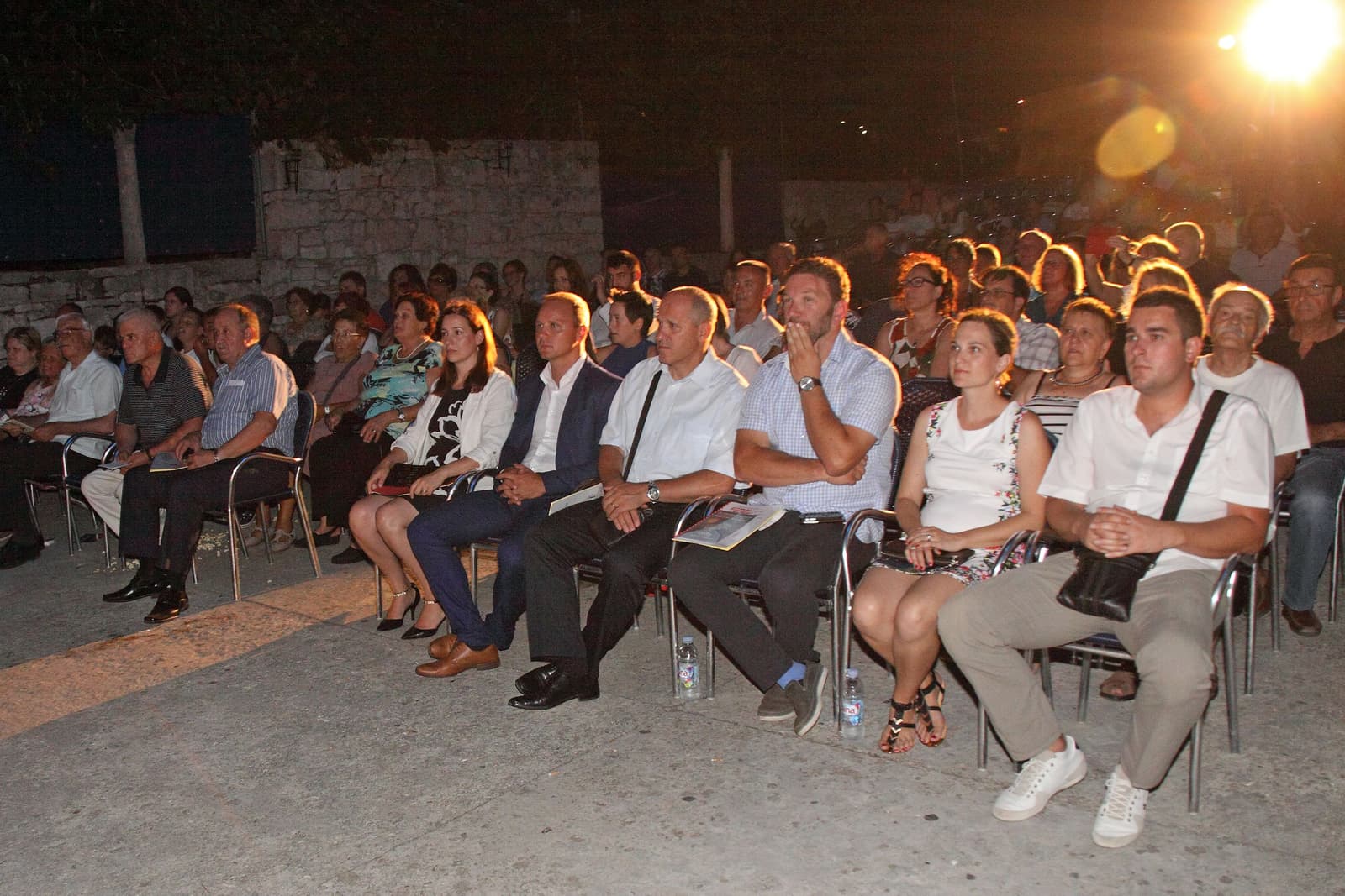 Publika festivalske večeri u zlatnom svjetlu