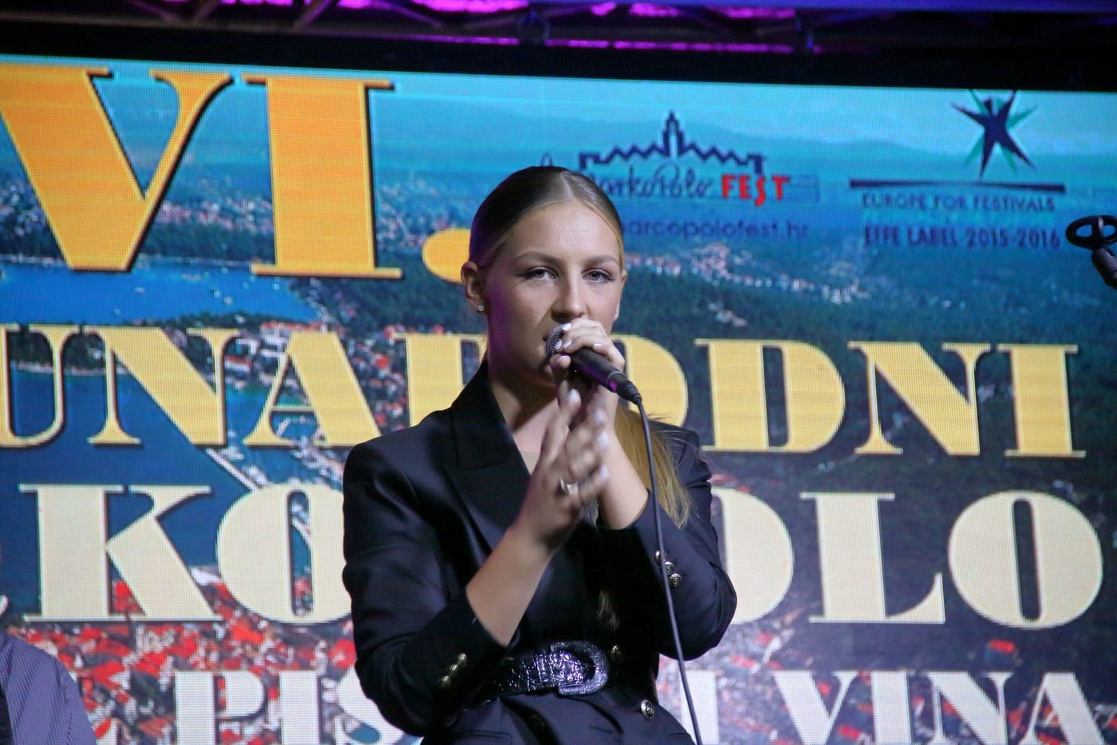 ANĐELA TADIĆ – LAŽNI OSMIJEH